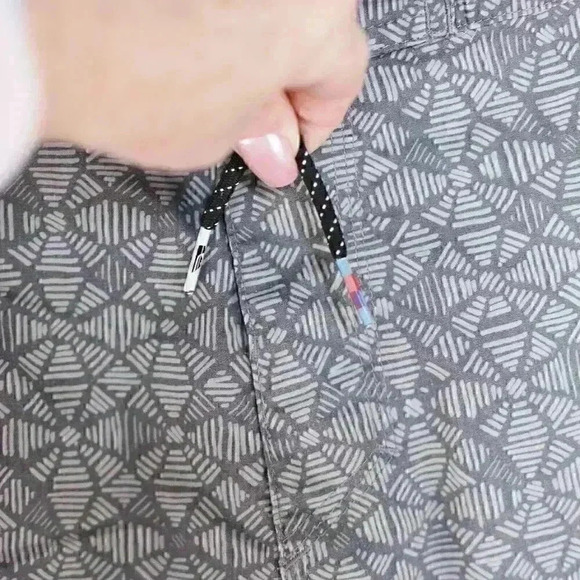 QuikSilver Boardshort Size 34 grey/graphic pattern w/front pockets and back velc - Picture 5 of 9